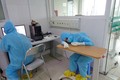 Hình ảnh những bác sỹ, nhân viên y tế tranh thủ chợp mắt ngay tại nơi làm việc khiến ai nấy không khỏi nao lòng và thêm trân trọng những công lao đóng góp của họ cho sức khỏe nhân dân. Ảnh: TTXVN