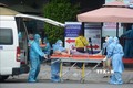 Các nhân viên y tế khẩn trương đưa bệnh nhân vào điều trị tại Bệnh viện Gia Đình (Đà Nẵng). Ảnh: Văn Dũng - TTXVN