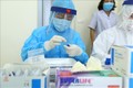 Nhân viên y tế lấy mẫu xét nghiệm nhanh cho người về từ Đà Nẵng, tại phường Bách Khoa và phường Cầu Dền (quận Hai Bà Trưng) sáng 01/8/2020. Ảnh: Minh Quyết - TTXVN