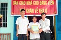 Trao nhà cho đảng viên Lê Minh Kiệt, sinh hoạt tại Chi bộ ấp Cạnh Đền 2 (Vĩnh Phong). Ảnh: Lê Sen - TTXVN