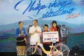 Ủy ban Mặt trận Tổ quốc tỉnh Nghệ An tặng 23 xe đạp cho các em học sinh. Ảnh: Nguyễn Oanh-TTXVN.