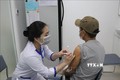 Người dân thchủ động tiêm chủng vắc xin phòng bệnh bạch hầu. Ảnh: Tuấn Anh – TTXVN