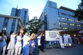 Ông Lê Ngọc Thành, Giám đốc Bệnh viện E (Hà Nội) thực hiện dỡ bỏ phong toả vào lúc 18 giờ 30 phút. Ảnh: Thành Đạt - TTXVN