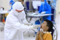 Nhân viên y tế tiến hành lấy mẫu dịch hầu họng để xét nghiệm bằng phương pháp RT-PCR của người dân từ Đà Nẵng trở về. Ảnh: Thành Đạt - TTXVN