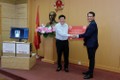 Quyền Bộ trưởng Bộ Y tế Nguyễn Thanh Long nhận biểu trưng phần mềm DrAid™ cùng các thiết bị đi kèm để hỗ trợ đánh giá tiên lượng trong điều trị COVID-19 từ ông Trương Quốc Hùng, Tổng giám đốc VinBrain. ncov.moh.gov.vn
