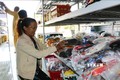 Với phiếu 200 nghìn đồng, bà Nguyễn Thị Hiệp có thể "mua" các nhu yếu phẩm cần thiết tại “Cửa hàng 0 đồng”. Ảnh: Chương Đài - TTXVN