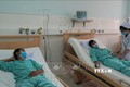 Anh Trần Quốc T. (22 tuổi, xã Vạn Khánh) và anh Hồ Văn N. (21 tuổi, xã Vạn Thạnh) được điều trị tích cực tại Bệnh viện Đa khoa tỉnh Khánh Hòa ngày 14/9. Ảnh: Phan Sáu - TTXVN