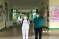 Bệnh nhân 1015, bệnh nhân cuối cùng điều trị tại Bệnh viện Phổi Đà Nẵng, được xuất viện. Ảnh: TTXVN phát