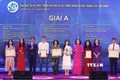 Ban Tổ chức trao Giải A cho các tác giả có tác phẩm đoạt Giải báo chí về Phát triển văn hóa và xây dựng người Hà Nội thanh lịch, văn minh. Ảnh: Văn Điệp – TTXVN