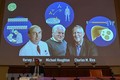 Chân dung các nhà khoa học đoạt giải Nobel Y học 2020 trong cuộc họp báo công bố về giải thưởng ở Viện Karolinska, thủ đô Stockholm (Thụy Điển). Ảnh: AFP/TTXVN