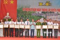 Bí thư Tỉnh ủy Bạc Liêu Lữ Văn Hùng trao bằng khen của Chủ tịch UBND tỉnh Bạc Liêu cho các cá nhân, tập thể đã có nhiều thành tích. Ảnh: Nhật Bình - TTXVN