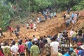 Lực lượng chức năng và người dân tìm kiếm nạn nhân bị vùi lấp do sạt lở núi ở thôn Tà Rùng, xã Húc, huyện Hướng Hóa. Ảnh: TTXVN phát