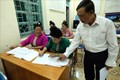 Thầy giáo Lò Văn Cư truyền dạy chữ Thái cổ cho các học viên tại xã Noong Luống, huyện Điện Biên. Ảnh: Tuấn Anh/TTXVN