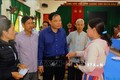 Bộ trưởng Bộ Nông nghiệp và Phát triển nông thôn Nguyễn Xuân Cường (thứ 3 từ trái sang) thăm hỏi, động viên người thân của các ngư dân bị chìm tàu, mất tích ngoài biển. Ảnh: Nguyên Linh - TTXVN