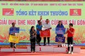Phó Bí thư Tỉnh ủy Sóc Trăng, bà Hồ Thị Cẩm Đào trao chức vô địch cho đội ghe Ngo nữ chùa Cà Nhung đến từ tỉnh Kiên Giang. Ảnh: Trung Hiếu - TTXVN