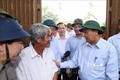 Thủ tướng Nguyễn Xuân Phúc đến thăm hỏi ông Cao Văn Phụng, tại thôn An Hà 1, xã Nghĩa Trung, huyện Tư Nghĩa. Ảnh: Thống Nhất – TTXVN