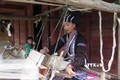 Người phụ nữ Lự tận dung thời gian rảnh rỗi để dệt những bộ quần áo cho gia đình. Ảnh: Việt Hoàng-TTXVN