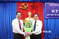 Bí thư Tỉnh ủy Bến Tre Phan Văn Mãi (bên trái) tặng hoa chúc mừng ông Trần Ngọc Tam được bầu giữ chức Chủ tịch UBND tỉnh Bến Tre, nhiệm kỳ 2016 - 2021. Ảnh: Huỳnh Phúc Hậu - TTXVN
