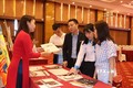 Các đơn vị kinh doanh du lịch giới thiệu các chương trình du lịch Quảng Ninh. Ảnh: Thanh Thương- TTXVN