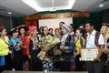 Các đại biểu giáo viên dân tộc thiểu số tặng hoa Thứ trưởng, Phó Chủ nhiệm Ủy ban Dân tộc Hoàng Thị Hạnh tại buổi gặp mặt. Ảnh: Văn Điệp - TTXVN