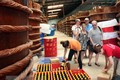 Du khách nước ngoài tham quan cơ sở sản xuất nước mắm đặc sản tại thị xã An Thới, huyện Phú Quốc. Ảnh: Đình Huệ - TTXVN