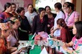 Tư vấn sức khỏe sinh sản cho người dân xã Bồng Khê, huyện Con Cuông, tỉnh Nghệ An. Ảnh: Bích Huệ - TTXVN