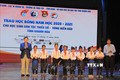 Trao học bổng cho các em học sinh dân tộc thiểu số và con ngư dân có hoàn cảnh khó khăn tỉnh Khánh Hòa. Ảnh: Thanh Vân- TTXVN