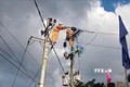 Ngành điện Quảng Nam nỗ lực cấp điện cho các xã vùng cao bị cô lập sau bão lũ. Ảnh: Trần Tĩnh - TTXVN