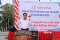 Phó Chủ tịch UBND tỉnh Sóc Trăng Ngô Hùng đánh trống hưởng ứng Tháng hành động quốc gia phòng chống HIV/AIDS. Ảnh: Chanh Đa-TTXVN