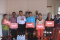 Đại diện Kiểm toán Nhà nước khu vực III trao quà cho 5 hộ nghèo được nhận nhà mới ở thành phố Tuy Hòa, Phú Yên. Ảnh: TTXVN phát