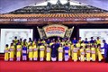 Chủ tịch UBND tỉnh Thừa - Thiên Huế Phan Ngọc Thọ trao chứng nhận hhọc sinh Danh dự" cho các học sinh xuất sắc. Ảnh: Tường Vi - TTXVN