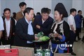Các đại biểu tham quan gian trưng bày các sản phẩm được công nhận sản phẩm OCOP tỉnh Lai Châu năm 2020. Ảnh: Quý Trung – TTXVN