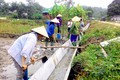 Người dân xã Nhân Mục, huyện Hàm Yên xây dựng kênh, mương bền chắc. Ảnh: nhandan.com.vn
