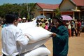 Người dân phấn khỏi nhận gạo để đón Tết Nguyên đán. Ảnh: dantri.com.vn