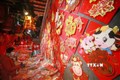 Đồ trang trí chào đón Tết Nguyên đán được bày bán tại khu chợ ở Dương Châu, tỉnh Giang Tô, Trung Quốc, ngày 16/1/2021. Ảnh: THX/ TTXVN