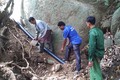 Giữa vách đá, người Dao tìm mọi cách để lắp đặt đường ống dẫn nước - Ảnh: .baophuyen.com.vn