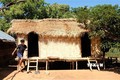 Ngôi nhà dài truyền thống của người Mạ do ông Điểu K’Bôi (huyện Cát Tiên, Lâm Đồng) phục dựng nhìn từ bên ngoài. Ảnh: Nguyễn Dũng – TTXVN