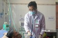 Bác sĩ Ksor Y Phân khám cho bệnh nhân tại khoa cấp cứu của Trung tâm Y tế huyện Sông Hinh. Ảnh: Xuân Triệu - TTXVN