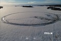 Quang cảnh đĩa băng xoay nhân tạo trên một hồ nước đóng băng ở thành phố Lappajarvi, miền Tây Phần Lan, ngày 26/2/2021. Ảnh: AFP/TTXVN
