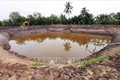 Nông dân Đồng bằng sông Cửu Long xây dựng ao tích trữ nước ngọt. Ảnh: TTXVN