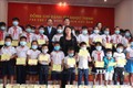 Phó Chủ tịch nước Đặng Thị Ngọc Thịnh tặng quà cho học sinh là con em công nhân làm việc tại Khu công nghiệp Điện Nam-Điện Ngọc. Ảnh: Đoàn Hữu Trung - TTXVN
