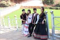 Những bộ đồ thổ cẩm cách tân do anh Tưih lên ý tưởng thiết kế thu hút đông đảo giới trẻ Bahnar thuê mặc chụp ảnh lưu niệm, ảnh cưới. Ảnh: Hồng Điệp – TTXVN