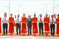 Thủ tướng Nguyễn Xuân Phúc cùng lãnh đạo Trung ương và địa phương thực hiện nghi thức cắt băng thông xe cầu Cửa Hội. Ảnh: Tá Chuyên - TTXVN