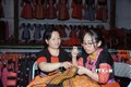 Chị Tráng Thị Dua (bên trái) truyền dạy nghề thêu, may truyền thống của đồng bào dân tộc Mông cho con gái. Ảnh: Quang Quyết-TTXVN