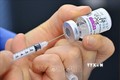 Nhân viên y tế chuẩn bị tiêm vaccine ngừa COVID-19 của AstraZeneca cho người dân tại Seoul, Hàn Quốc ngày 26/2/2021. Ảnh: AFP/TTXVN