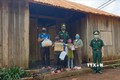 Bộ đội biên phòng Đắk Nông tặng gạo và nhu yếu phẩm cho đồng bào nghèo vùng biên giới. Ảnh: TTXVN