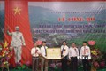 Trao quyết định của Chủ tịch UBND tỉnh Yên Bái công nhận xã Tân Thịnh đạt chuẩn nông thôn mới nâng cao năm 2020. Ảnh: Tiến Khánh - TTXVN