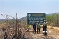 Cán bộ kiểm lâm phối hợp với tổ cộng đồng làng Ia Ke, xã Ia Phang (Chư Pưh, Gia Lai) tuần tra bảo vệ rừng trên địa bàn. Ảnh: Hoài Nam – TTXVN