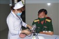 Cán bộ, chiến sĩ, nhân viên Bộ CHQS tỉnh Bạc Liêu khai phiếu và khám sàng lọc tại Bệnh viện 121 trước khi tiêm vaccine phòng COVID-19. Ảnh: Chanh Đa-TTXVN .