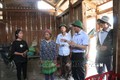 Đoàn công tác của huyện M’Đrắk tuyên truyền vận động người dân thực hiện công tác di dời về nơi ở mới. Ảnh: Tuấn Anh – TTXVN